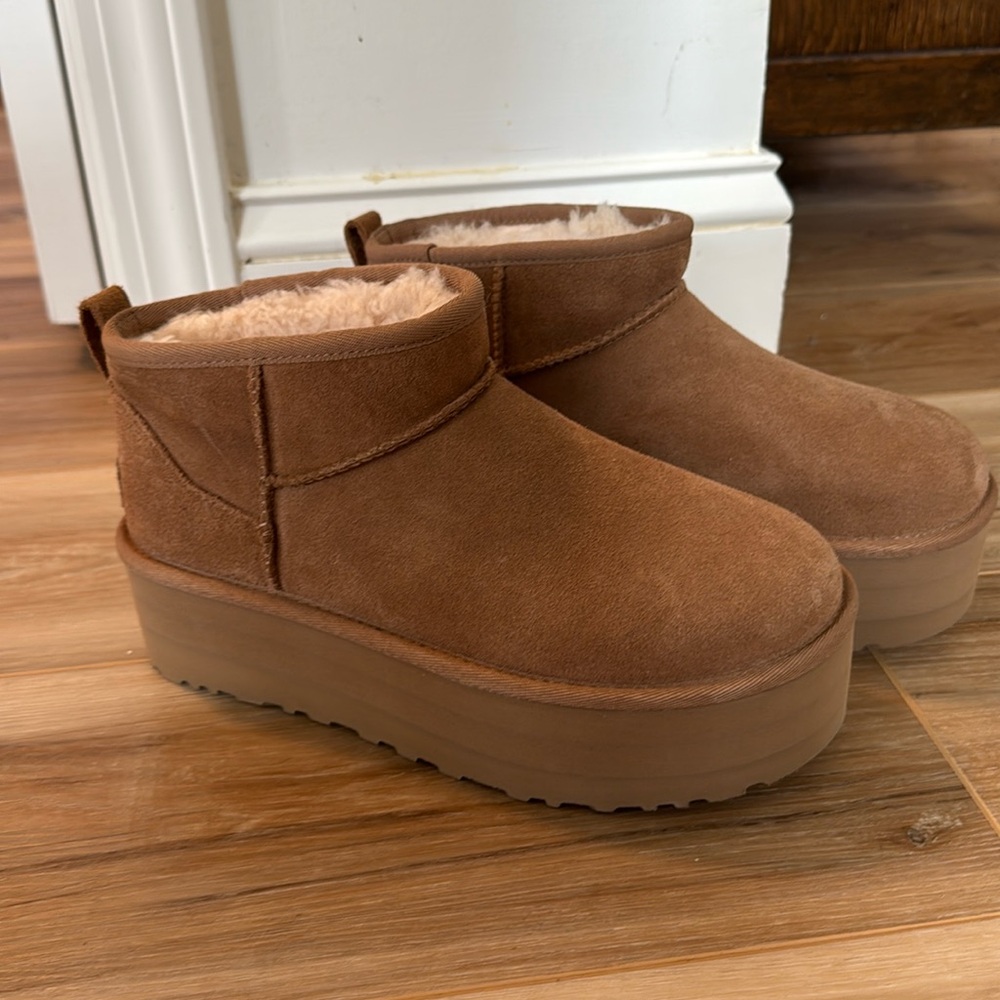 Classic Ultra Mini Platform chestnut size 8, barely worn